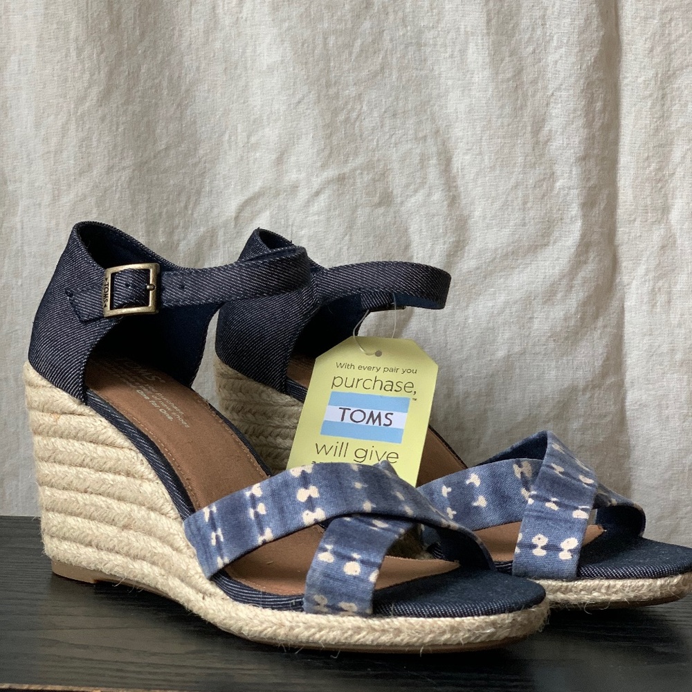 TOM'S Sienna Wedge Sandal Navy Batik Stripe/Denim 8.5 NWT